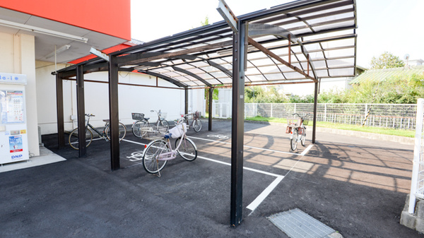 キリン堂薬局　北花田店の駐輪場