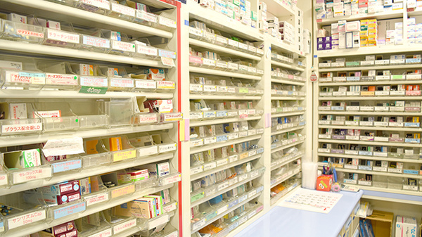 ツバサ薬局　十三店の薬棚