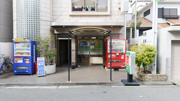 ヒエダ薬局の入口