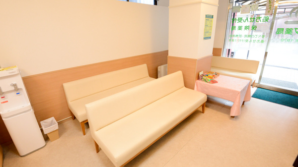 ヒエダ薬局の待合スペース