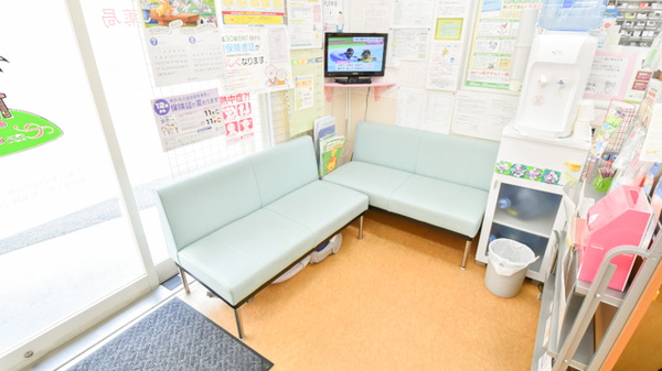 丸山調剤薬局の待合スペース