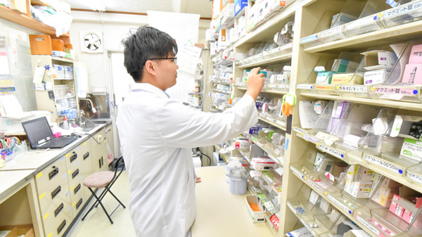丸山調剤薬局の作業風景