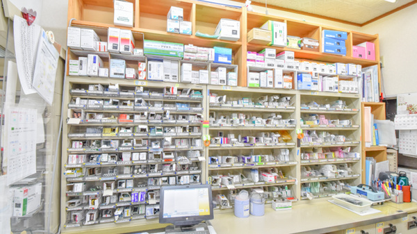 丸山調剤薬局の薬棚