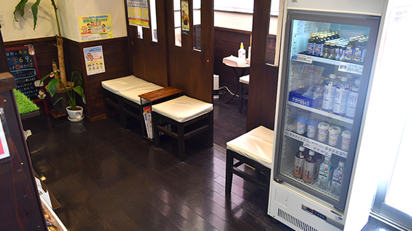 ポニー薬局長田店の待合スペース