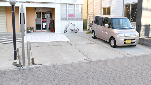 ポニー薬局長田店の駐車場