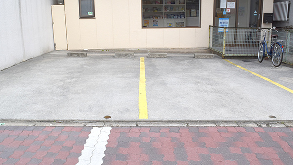 月見山調剤薬局の駐車場