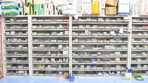 らら薬局菅の台店の薬棚