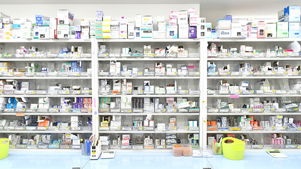 若宮薬局の薬棚