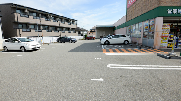 キリン堂薬局　逆瀬川店の駐車場