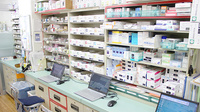 中央町さつき薬局の薬棚