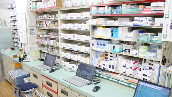 中央町さつき薬局の薬棚
