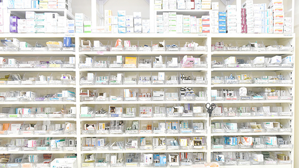 佐保堂薬局神明店の薬棚
