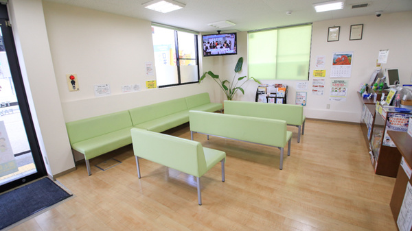 キリン堂薬局　小野本町店の待合スペース