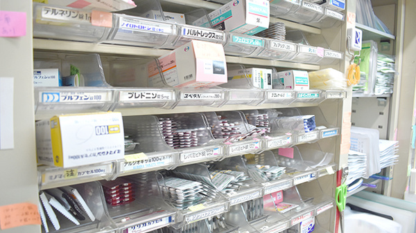 樽屋町すみれ薬局の薬棚