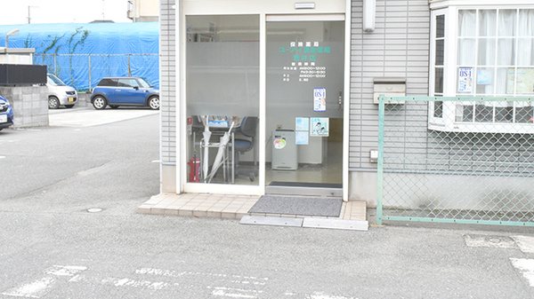 ユーアイ調剤薬局荒井店の入口
