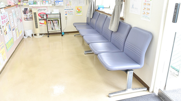 ユーアイ調剤薬局荒井店の待合スペース