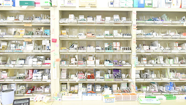 ユーアイ調剤薬局荒井店の薬棚