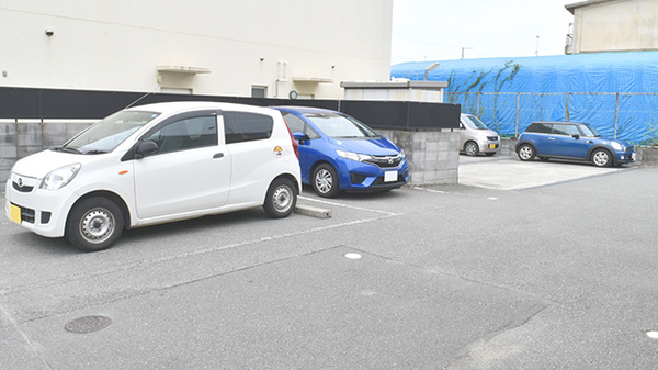 ユーアイ調剤薬局荒井店の駐車場