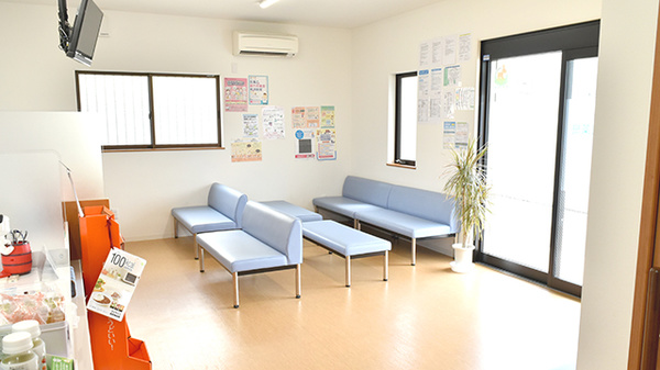 ユーアイ調剤薬局伊保店の待合スペース