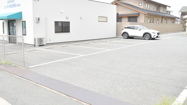 ユーアイ調剤薬局伊保店の駐車場