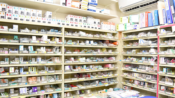 ほんまち調剤薬局の薬棚