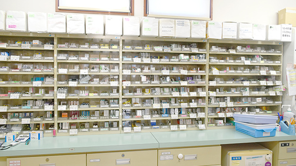 中川調剤薬局平野店の薬棚