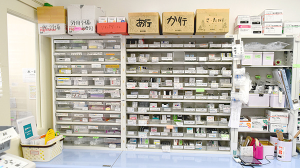 中川調剤薬局平岡店の薬棚