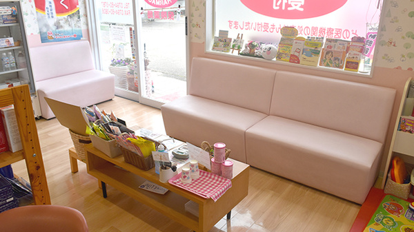 ポニー薬局本町店の待合スペース