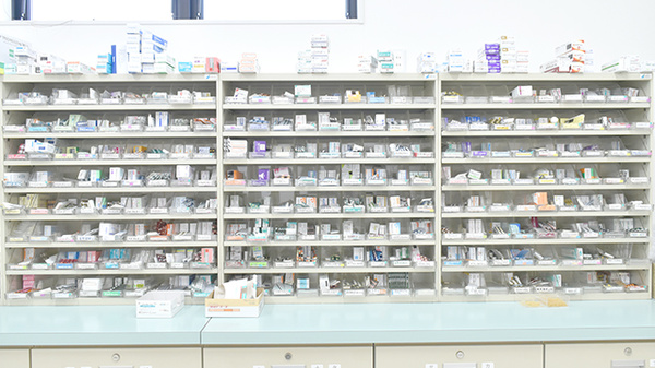 佐保堂薬局三木本町店の薬棚