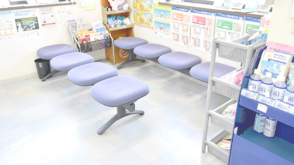 佐保堂調剤薬局の待合スペース