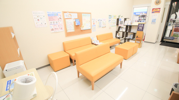 キリン堂薬局　土山駅前店の待合スペース