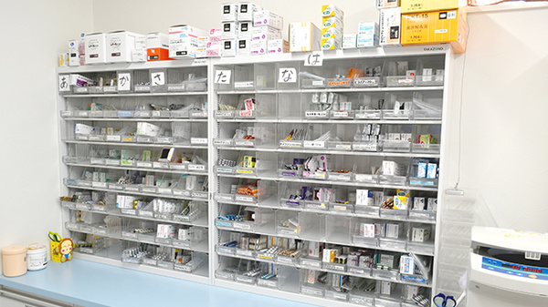 らら薬局中一色南店の薬棚