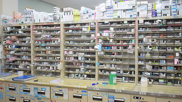 ツバサ薬局西武庫店の薬棚