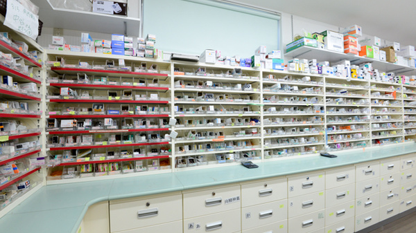 キリン堂薬局　尼崎北店の薬棚