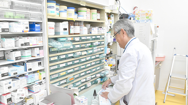 笹川薬局清和台店の作業風景