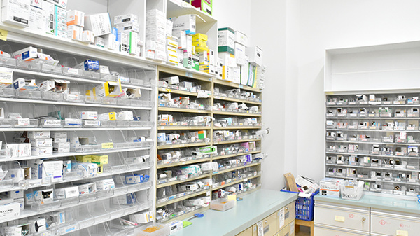 笹川薬局清和台店の薬棚