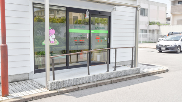 しろがね薬局の入口