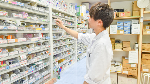 しろがね薬局の作業風景
