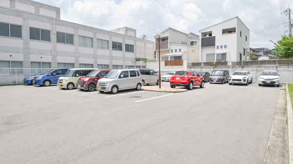 しろがね薬局の駐車場