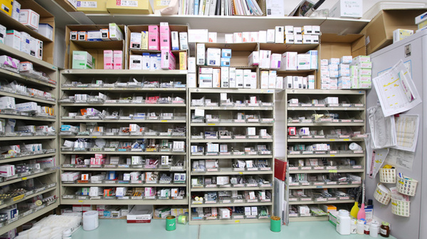 佐用調剤薬局の薬棚