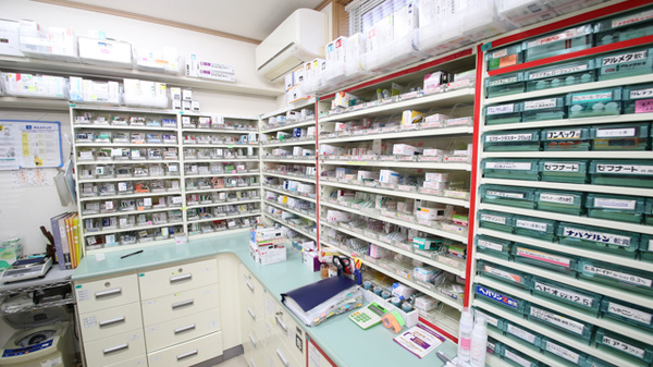 南光薬局の薬棚