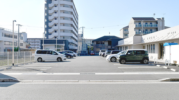 あがほ薬局の駐車場