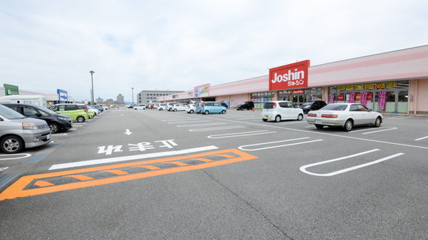 キリン堂薬局　藤原台店の駐車場