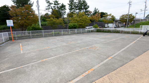 キリン堂薬局　藤原台店の駐輪場