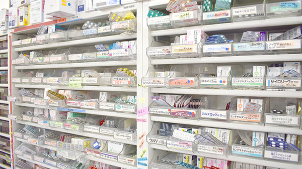 曙町さくら薬局の薬棚