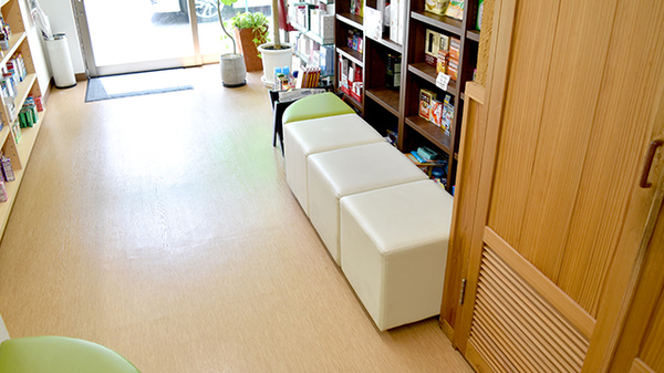 薬局タケダあやめ池店の待合スペース