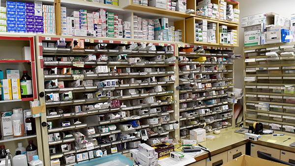 メイプル薬局押熊店の薬棚