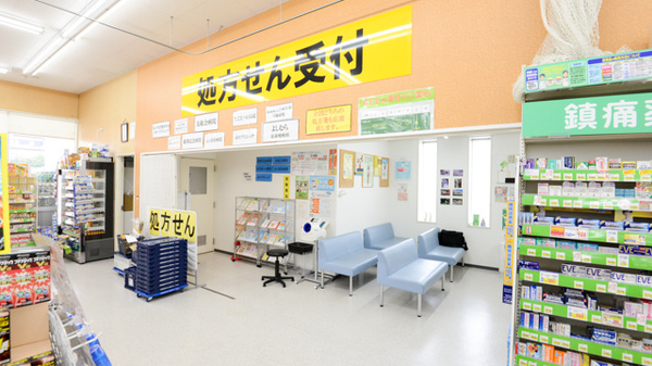 キリン堂薬局　上牧店の入口