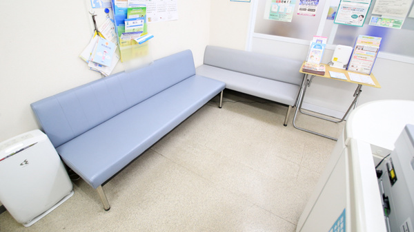 キリン堂薬局　大淀新野店の待合スペース