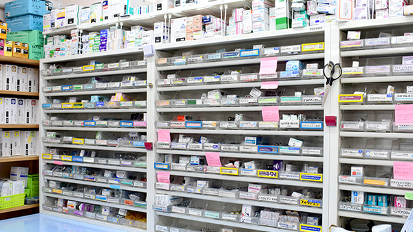 やよい堂薬局十番丁店の薬棚